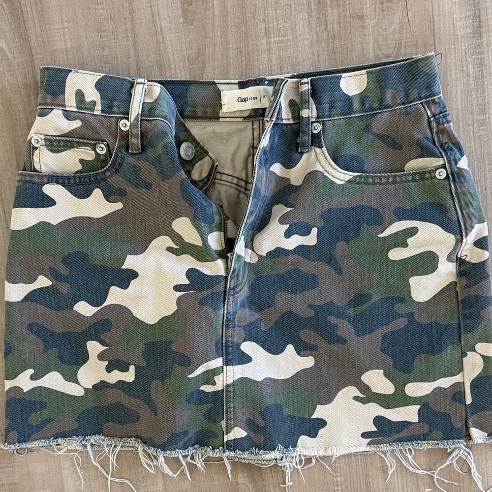 GAP Camouflage Mini Skirt with Frayed Hem